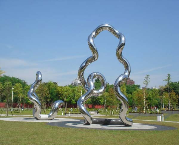 蕪湖不銹鋼景觀雕塑是如何平衡雕塑的藝術(shù)性與實(shí)用性？